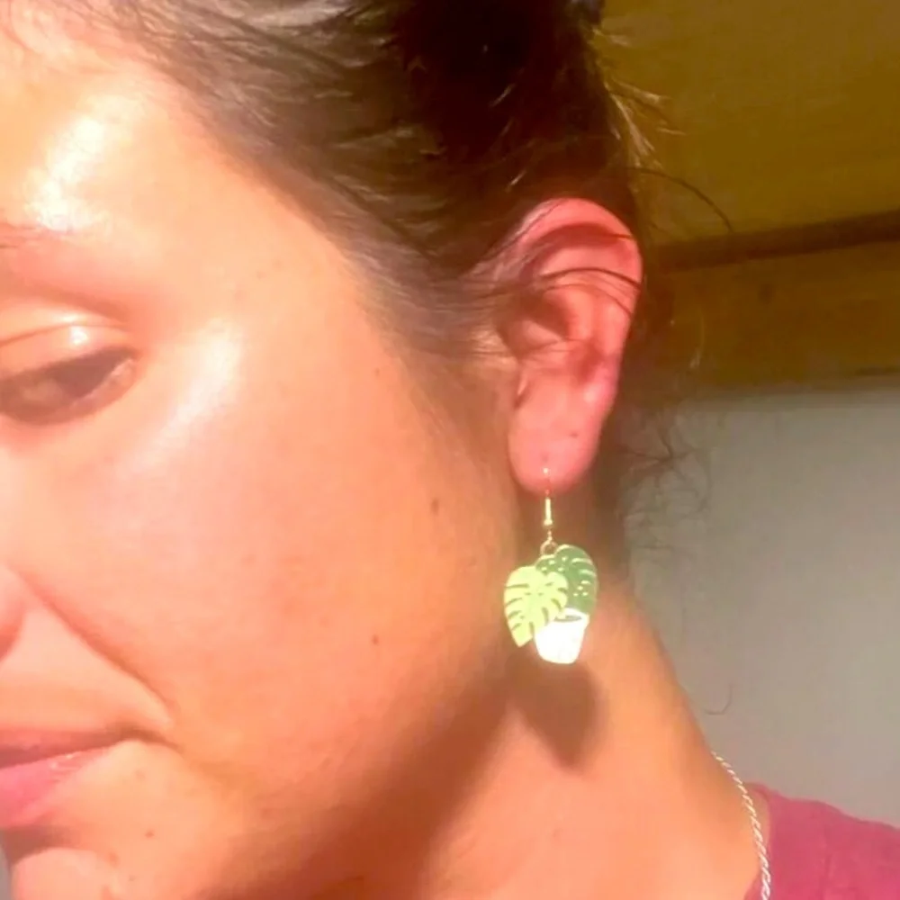 πΏ Plant Lady Beautiful Monstera Leaf Dangle Earrings Green & GoldπΏ - Picture 4 of 10